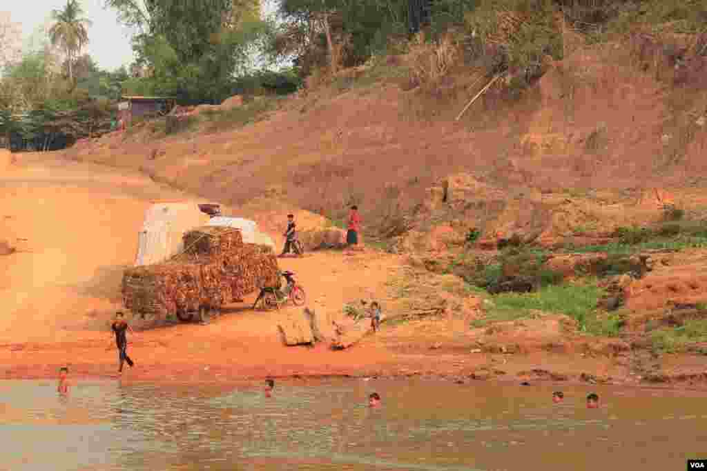 ក្មេងៗ​លេង​ទឹក​នៅ​ក្បែរ​កំពង់​ចម្លង​មួយ​ក្នុង​ស្រុក​ឈ្លូង ខេត្ត​ក្រចេះ​នៃ​ប្រទេស​កម្ពុជា នៅ​ថ្ងៃ​ទី​១៦ ខែមិនា ឆ្នាំ២០១៤។ (នូវ ពៅលក្ខិណា)