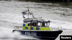 Polisi membuka kembali Sungai Thames dekat Jembatan London pasca sebuah serangan yang menyebabkan tewasnya tujuh orang dan puluhan lainnya cedera di pusat kota London, Inggris, 5 Juni 2017. (Foto: dok).