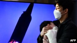 14일 한국 서울역에 설치된 TV에서 북한 미사일 발사 관련 뉴스가 나오고 있다.