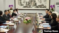 한국과 중국의 6자회담 수석대표인 임성남 외교통상부 한반도평화교섭본부장(왼쪽 두번째)과 우다웨이(武大偉) 중국 외교부 한반도사무특별대표(오른쪽 세번째)가 27일 베이징 중국 외교부 청사에서 회담을 하고 있다.