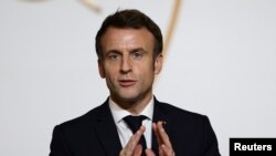 Presiden Prancis Emmanuel Macron di Istana Elysee, Paris, 1 Februari 2022. 