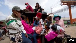 រូបឯកសារ៖ ប្រជាពលរដ្ឋ​ខ្មែរ​ ដែល​ភាគច្រើន​ជា​កម្មករ​រោងចក្រ​កាត់ដេរ បាន​ធ្វើ​ដំនើរ​តាម​រយៈ​រថយន្ត​ឈ្នួលនៅ​តាម​បណ្ដោយ​ផ្លូវ​ជាតិ​លេខ​៦A នៅ​ថ្ងៃ​សៅរ៍​ ទី​១០ ខែតុលា ឆ្នាំ​២០១៥​។ (រូបថត៖ ឡេង ឡែន)