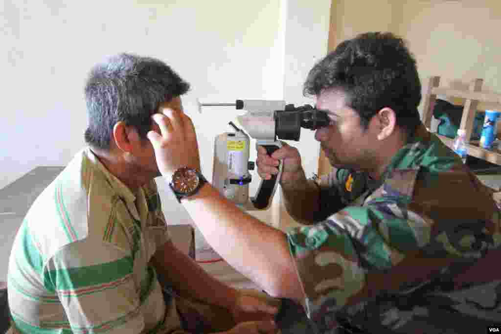 យោធាកម្ពុជាមួយរូបពិនិត្យភ្នែកឲ្យ​បុរសម្នាក់ ក្នុង​អំឡុងប្រតិបត្តិការបេសកកម្ម Pacific Angel របស់ទាហានទ័ពអាកាសអាមេរិកសហការជាមួយទ័ពកម្ពុជា នៅស្រុកកំពង់ត្រាច ខេត្តកំពត កាលពីថ្ងៃពុធ ទី១៥ ខែមិថុនា ឆ្នាំ២០១៦។