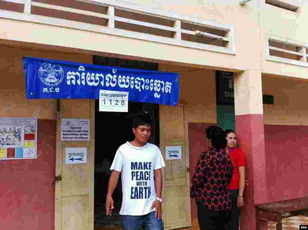 Scene at a polling station in Prey Veng town, in Cambodia's eastern Prey Veng province, July 28, 2013. (Kong Sothanarith/VOA Khmer)