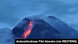 Gunung Merapi menyemburkan lahar panas saat meletus, seperti terlihat dari Wonorejo di Sleman, Yogyakarta, 18 Januari 2021. (Foto: Antara/Andreas Fitri Atmoko via REUTERS)