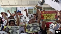 Người biểu tình Philippines hô khẩu hiệu phản đối bên ngoài Lãnh sự quán Trung Quốc tại khu tài chính của thành phố Makati, phía đông thủ đô Manila