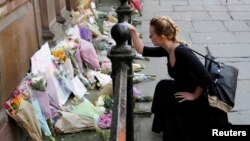 Građani polažu cveće i pale sveće za šrtve napada ispred Mančesterske arene 