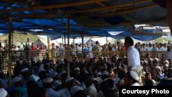 Menteri Luar Negeri Marty Natalegawa di kamp pengungsi Rohingya di Pauktaw, negara bagian Rakhine, Burma (7/1). (Dok. Kemenlu)