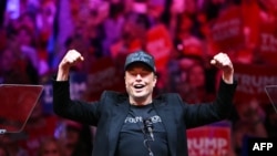 ٹیسلا اور اسپیس ایکس کے سی ای او ایلون مسک 27 اکتوبر 2024 کو نیویارک کے میڈیسن اسکوائر گارڈن میں ڈونلڈ ٹرمپ کے لیے ایک ریلی کے دوران اسٹیج پر آتےہوئے۔ فوٹو۔