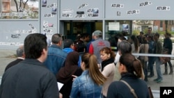 Warga Spanyol antri di kantor bursa kerja di Badalona, dekat Barcelona (25/4). Lebih dari 6 juta tenaga kerja Spanyol menganggur, atau sekitar 27,2 persen dari seluruh angkatan kerja. 