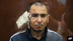 Tojikistonlik Murodali Saidakromiy Rajabalizoda Moskvaning Basmanniy sudida, 25-mart, 2024. Rajabalizoda 22-mart kuni Rossiya poytaxtida kamida 137 kishini o'ldirgan xurujda ayblanayotganlardan biri. Hibsda qiynoqqa solingan. 