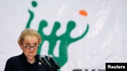 Waziri wa zamani wa mambo ya nje wa Marekani Madeleine Albright akitoa hotuba huko Shanghai China wakati wa uhai wake.