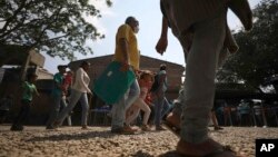 ជនចំណាកស្រុកមកដល់ទីជម្រក "Divina Providencia" ដើម្បីយកអាហារពេលថ្ងៃត្រង់ ក្នុងទីក្រុង La Parada ក្បែរ Cucuta ជិតព្រំដែនវ៉េណេស៊ុយអេឡានិង កូឡុំប៊ីកាលពីថ្ងៃ ទី១១ ខែកុម្ភៈ ឆ្នាំ២០១៩។