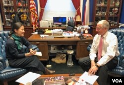 마이크 코너웨이 미 공화당 하원의원(오른쪽)이 집무실에서 VOA 이조은 기자와 인터뷰하고 있다.