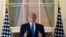 Predsjednik Trump na balkonu Bijele kuće po povratku iz bolnice Walter Reed, 5. oktobra 2020.