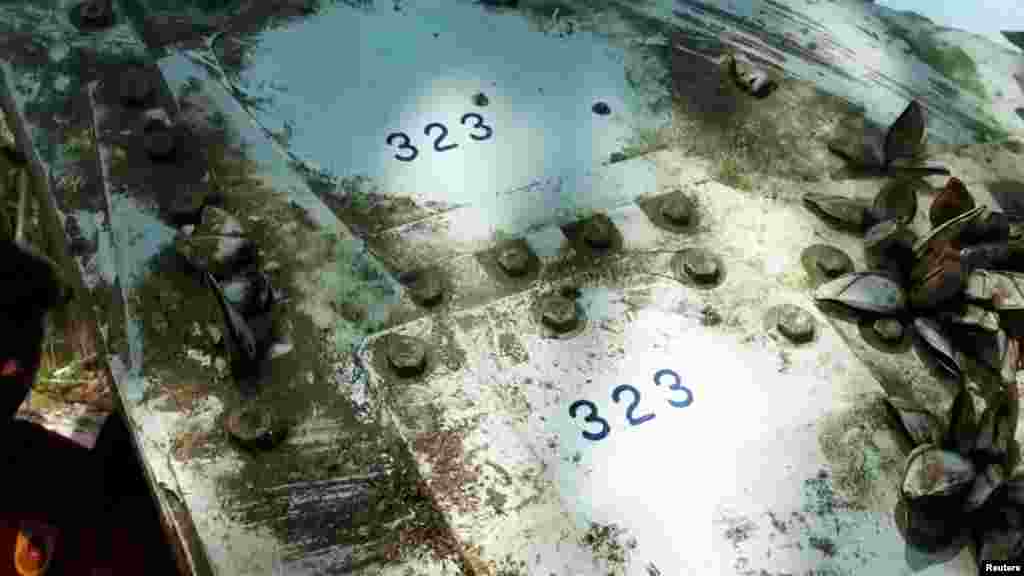 សេចក្តី​លម្អិត​នៃបន្ទះ​ដែក​សង្ស័យ​ថា​ជា​បំណែក​យន្តហោះ ដែល​ត្រូវ​បាន​រក​ឃើញ​នៅ​តាម​​បណ្តោយ​ឆ្នេរ​ភាគ​ខាង​ត្បូង​ប្រទេស​ថៃ​នៅ​ខេត្ត Nakhon Si Thammarat នា​ថ្ងៃ​ទី២៤ ខែ​មករា ឆ្នាំ​២០១៦។