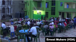 Les spectateurs sont au rendez-vous à Uvira, RDC, le 27 novembre 2017. (VOA/Ernest Muhero)