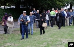 Polisi mengawal para saksi menjauh dari masjid di Christchurch pusat, Selandia Baru, Jumat, 15 Maret 2019