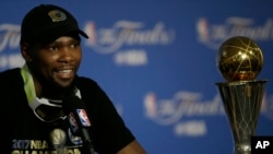 Kevin Durant en conférence de presse à Oakland, le 12 juin 2017