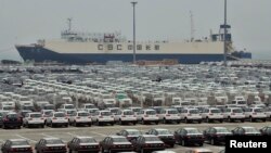 រថយន្ត​ដែល​ទើប​តែ​ផលិត​ថ្មីៗ​កំពុង​ស្ថិត​នៅ​លើ​កំពង់ផែ Dayaowan ក្នុង​ក្រុង Dalian ខេត្ត Liaoning កាលពី​ថ្ងៃទី១០ ខែមិថុនា ឆ្នាំ២០១២។