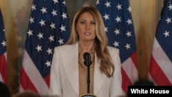 美国第一夫人梅拉尼娅·特朗普(Melania Trump)在纽约联合国大会期间宣布成立一个全球儿童科技安全联盟，并呼吁在快速发展的数字时代必须保护儿童。(2025年9月23日)