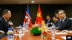 Menteri Luar Negeri Korea Utara Ri Yong Ho, kiri, bersiap untuk bertemu dengan Menteri Luar Negeri China Wang Yi, kanan, di sela-sela pertemuan menteri-menteri ASEAN ke-50, Minggu, 6 Agustus 2017.