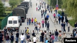 Para pekerja keluar dari perusahaan Foxconn Technology di Taiyuan, provinsi Shanxi, Tiongkok utara (foto: dok). Foxconn mengakui merekrut pekerja di bawah umur. 