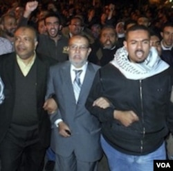 Para tokoh Ikhwanul Muslimin dalam protes menggulingkan Mubarak. Israel khawatir tergulingnya Mubarak akan berpengaruh pada perjanjian damai Mesir-Israel.