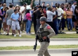Un agent de police dans un centre commercial où une fusillade a eu lieu samedi 6 mai 2023, à Allen, Texas.