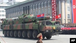 북한이 지난해 4월 열병식에서 공개한 신형 탄도미사일. 이동차량에 장착된 모습이다.(자료사진)