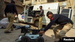 Anggota tim penjinak bom tengah mempersiapkan peralatan mereka dalam operasi pencarian bom di Peshawar, 2 Oktober 2013 (Foto: dok). Tiga anggota tim penjinak bom Pakistan dilaporkan tewas akibat ledakan bom pinggir jalan di Peshawar, Senin (16/12).