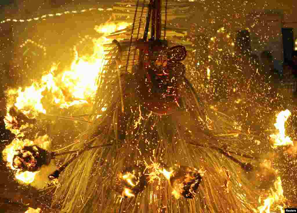 Seorang artis berpakaian sebagai dewa Hindu, Kandakarnan, menampilkan tarian adat dalam ritual Theyyam di kota Somwarpet di negara bagian India selatan, Karnataka.