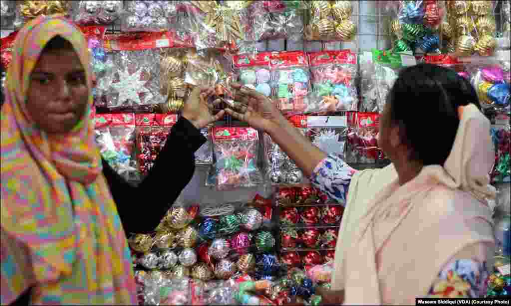 مسیحی خواتین کرسمس کی خریداری کرتے ہوئے