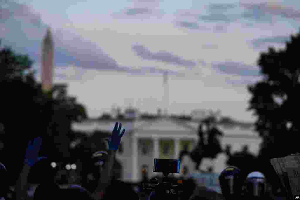 Oq uy oldida, Vashington