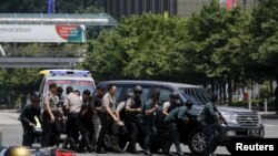 Polisi Indonesia bereaksi ke lokasi ledakan di Jakarta, Kamis siang (14/1).