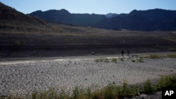 ទន្លេ​​ Colorado ហូរកាត់រ​ដ្ឋ​កាលីហ្វ័រញ៉ា