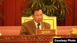 លោក សាយ ឈុំ ប្រធានព្រឹទ្ធសភានិយាយនៅក្នុងសម័យប្រជុំលើកទី៧ ដែលក្នុងនោះមានការលើកយកសេចក្តីព្រាងច្បាប់ស្តីពីសមាគមនិងអង្គការមិនមែនរដ្ឋាភិបាល និងបានអនុម័តដោយសម្លេង៤៤នៃសមាជិកព្រឹទ្ធសភាទាំងមូល កាលពីថ្ងៃទី២៤ ខែកក្កដា ឆ្នាំ២០១៥។ (រូបថតផ្តល់ដោយ ៖ ព្រឹទ្ធសភា)