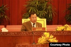 លោក សាយ ឈុំ ប្រធានព្រឹទ្ធសភានិយាយនៅក្នុងសម័យប្រជុំលើកទី៧ ដែលក្នុងនោះមានការលើកយកសេចក្តីព្រាងច្បាប់ស្តីពីសមាគមនិងអង្គការមិនមែនរដ្ឋាភិបាល និងបានអនុម័តដោយសម្លេង៤៤នៃសមាជិកព្រឹទ្ធសភាទាំងមូល កាលពីថ្ងៃទី២៤ ខែកក្កដា ឆ្នាំ២០១៥។ (រូបថតផ្តល់ដោយ ៖ ព្រឹទ្ធសភា)