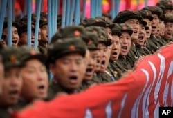 지난 5월 북한에서 열린 7차 노동당 대회 경축 군중집회에서 군인들이 행진하고 있다.