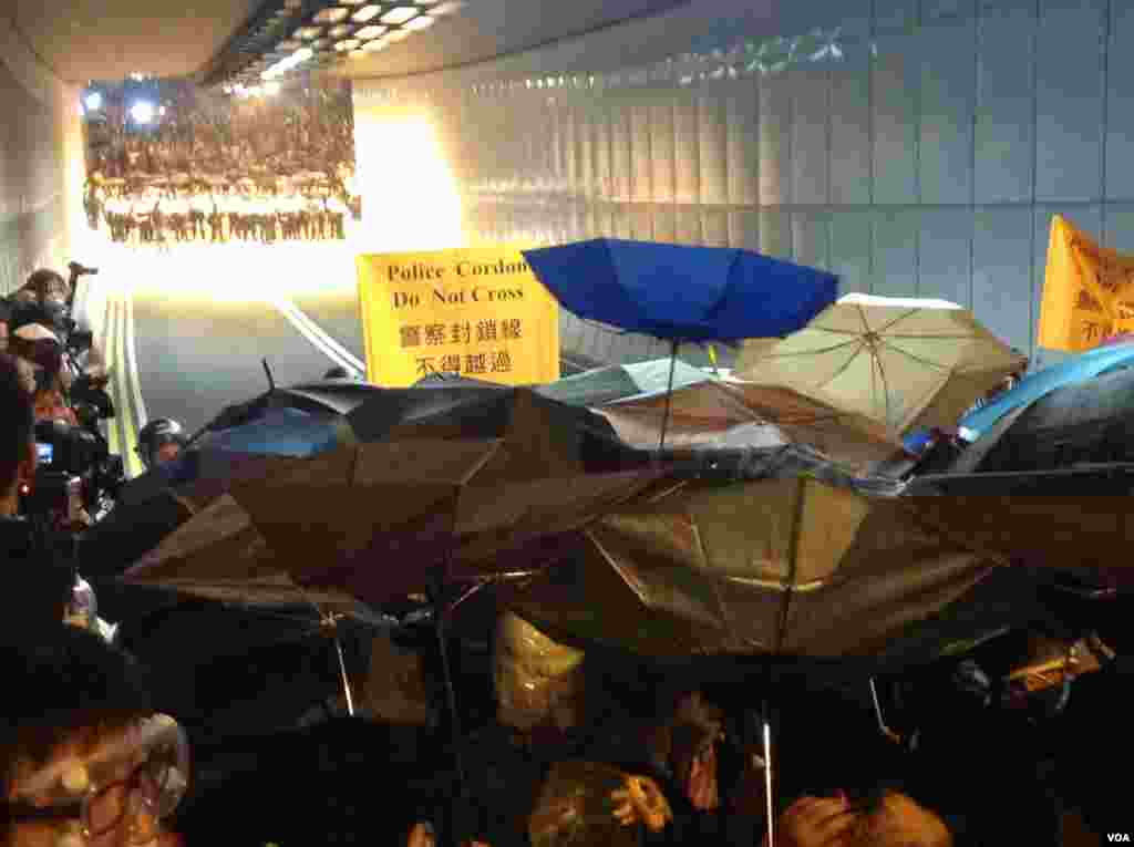 10月14日晚数以百计的香港示威群众和警察对峙，警方驱之不散 (美国之音海彦 拍摄)