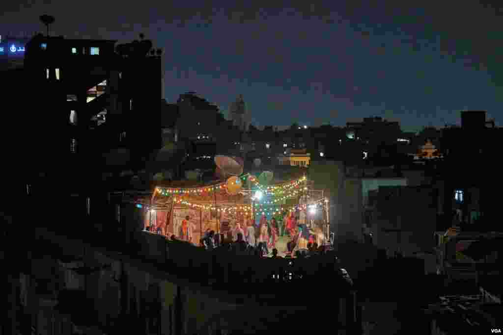 A low-cost rooftop traditional wedding in &quot;Aberdeen,&quot; a residential area where many Sudanese live in downtown Cairo. (H. Elrasam)