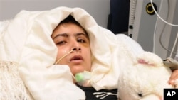 Malala Yousafzai yang dirawat di rumah sakit Birmingham, Inggris dilaporkan sudah mampu berdiri dan juga mampu menulis, meski masih harus dibantu (foto: 19/10).
