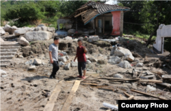 북한 조선적십자회 국가재난대응 요원들이 강원도 문천의 홍수 피해 규모를 조사하고 있다. (사진제공: 북한 조선적십자회).