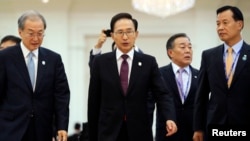 Presiden Korea Selatan, Lee Myung-bak (tengah) bersama delegasinya meninggalkan sidang Pleno KTT ASEAN ke-21 dan Asia Timur di Phnom Penh, 20 November 2012. (Foto: dok).