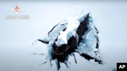 ARHIVA - Ruska nuklearna podmornica izvire na površinu Arktika. 26. mart, 2021. (Foto: Pres službe ruskog Ministarstva odbrane)