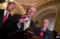 제임스 인호프 공화당 상원의원(가운데)이 12일 미치 매코넬 상원 공화당 대표(오른쪽 )와 존 바라소 공화당 상원의원과 함께 국방 예산 관련 기자회견을 열고 있다.