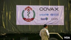 វ៉ាក់សាំង​បង្ការ​ជំងឺ​កូវីដ១៩ ​របស់​ក្រុមហ៊ុន​ AstraZeneca​ មក​ដល់​អាកាសយានដ្ឋានអន្តរជាតិភ្នំពេញ ថ្ងៃ​អង្គារ​ ទី​២​ ខែ​មីនា​ ឆ្នាំ​២០២១​។ (ហ៊ាន សុជាតា/​វីអូអេ​)