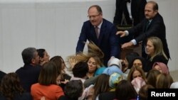 Partai AK yang berkuasa dan anggota parlemen oposisi bentrok setelah anggota parlemen independen Aylin Nazliaka (tidak digambarkan) memborgol dirinya ke mimbar saat berlangsungnya debat untuk memprotes perubahan konstitusi yang diusulkan di Parlemen Turki di Ankara, 19 Januari 2017. (foto: REUTERS/Stringer).