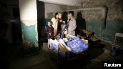 Warga bersembunyi di basement saat tembakan artileri menghantam Donetsk, Ukraina timur (1/10).