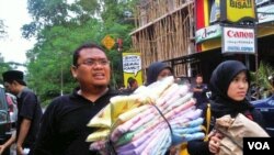 Saptuari Sugiharto berhasil menggalang lebih dari Rp 170 juta bantuan Merapi lewat jejaring sosial hanya dalam dua minggu. Lewat Facebook dan Twitter Saptuari juga melaporkan penyaluran bantuan secara transparan.